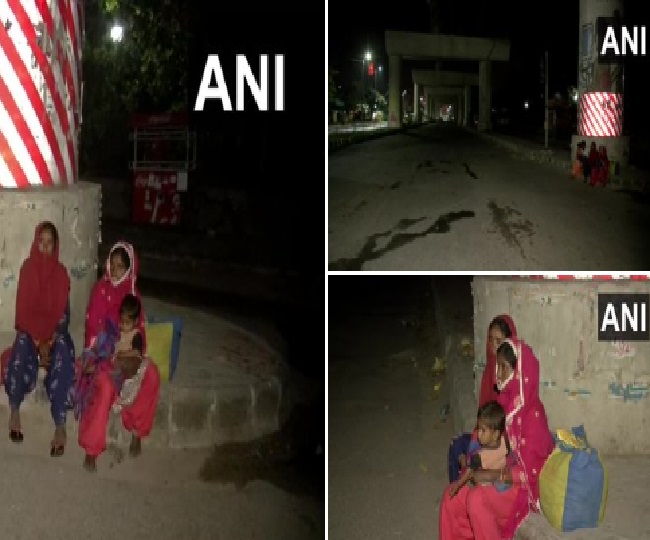 दिल्ली के पटपड़गंज के बाहर इंतजार करते प्रवासी