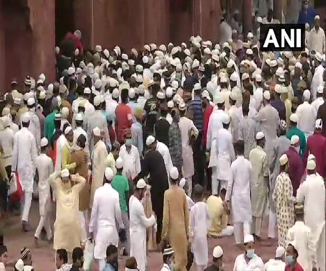 जामा मस्जिद में नमाज अदा करने के बाद लोगों ने एक दूसरे दी बधाई