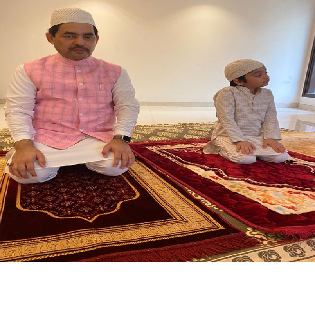 शाहनवाज़ हुसैन ने अपने आवास पर अदा की नमाज