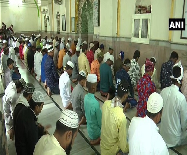 अमृतसर में हल्की बारिश में लोगों ने अदा की नमाज