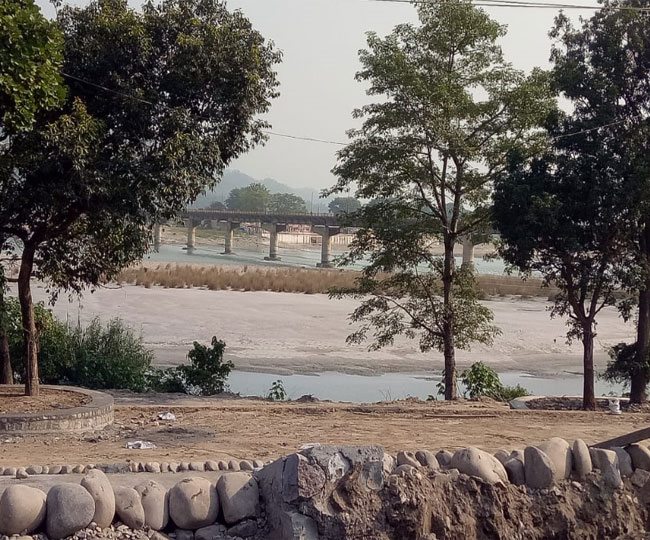 चंडी घाट पर गंगा किनारे आकार ले रहा आस्था पथ