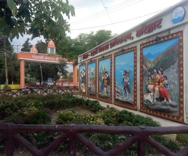 निरंजनी अखाड़ा तुलसी चौक पर म्यूरल के माध्यम से प्रदर्शित शिव की महिमा
