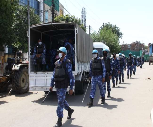 नोएडा में मस्जिदों के बाहर पुलिस तैनात, नहीं पढ़ सकेंगे सामूहिक नमाज