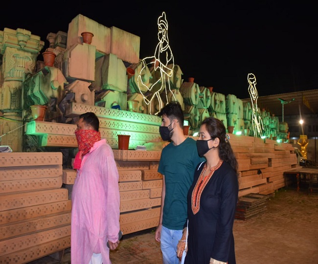 शिलाओं को निहारता श्रद्धालु परिवार