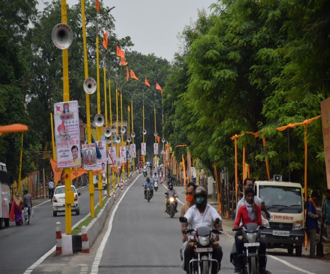भगवा ध्वज से अयोध्या- फैज़ाबाद मुख्य मार्ग सजा