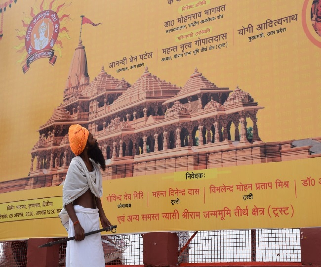 होर्डिंग में जन्मभूमि पर बनने जा रहे मंदिर के मॉडल को निहारता साधु