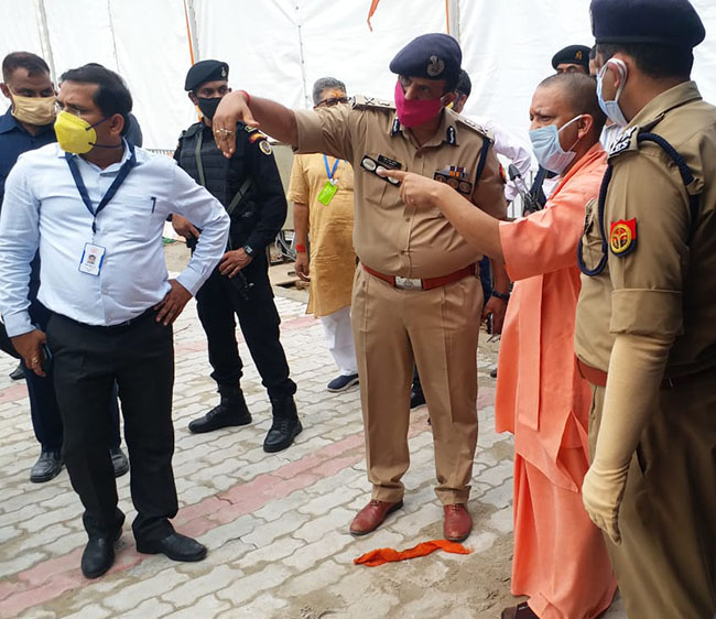 श्री राम जन्मभूमि परिसर का निरीक्षण करते मुख्यमंत्री योगी आदित्यनाथ