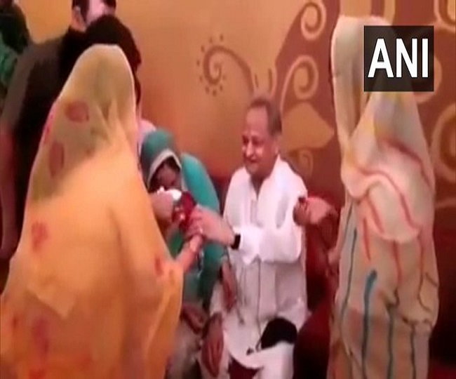 राजस्थान के सीएम अशोक गहलोत को महिला विधायकों ने बांधी राखी