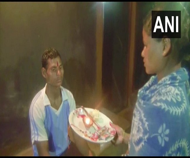 बहन की अपील पर रक्षा बंधन पर एक नक्सली ने किया आत्मसमर्पण