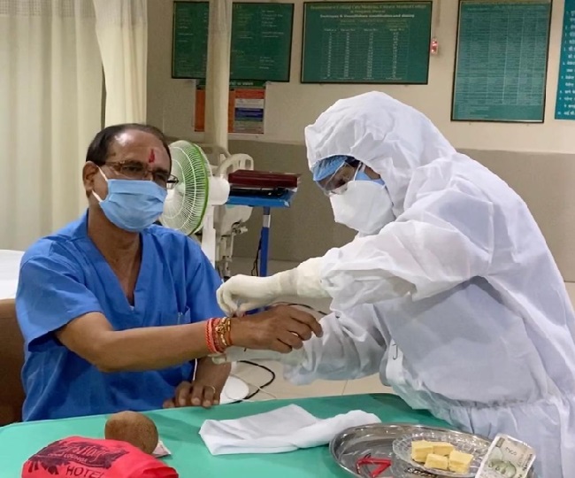 मुख्यमंत्री शिवराज सिंह चौहान को नर्स ने बांधी राखी