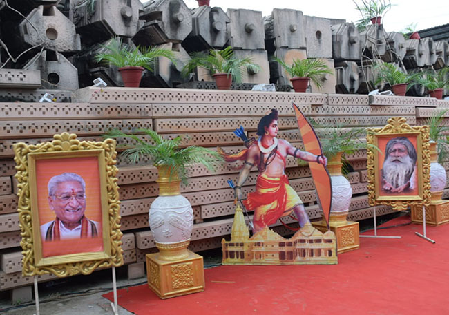 मंदिर आंदोलन के योद्धा अशोक सिंहल व रामचंद्र दास परमहंस भगवान राम के कटआउट के साथ पत्थरों को दुल्हन की तरह सजाया गया
