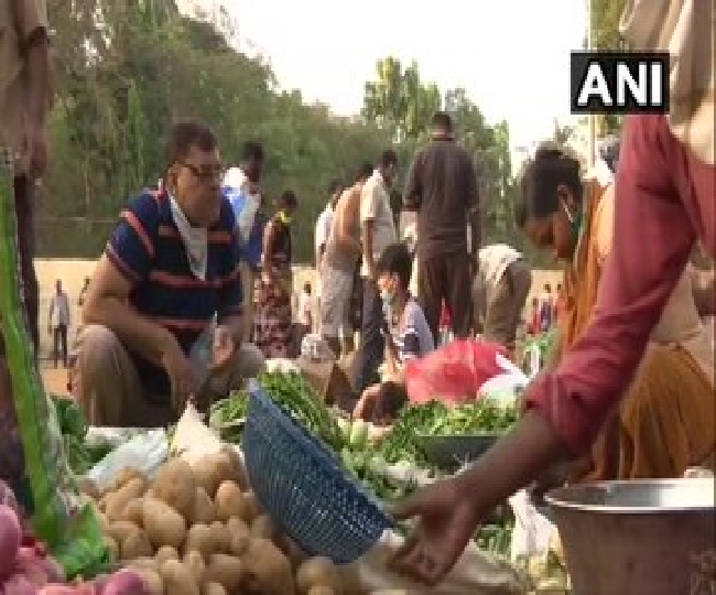 मुंबई में बाजार से सब्जियां खरीदते लोग