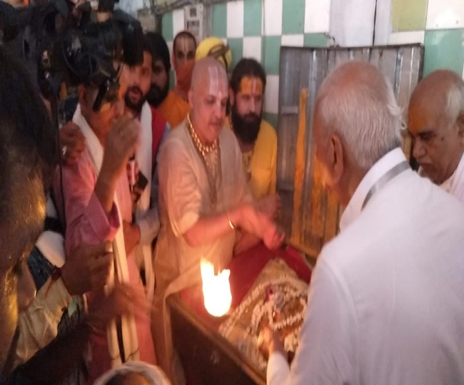 हनुमान गढ़ी में पवित्र निशान की पूजा