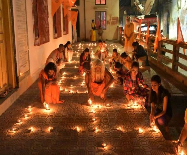 सरयू की नित्य महाआरती करने विशेष तैयारी, कई मंदिरों में दीपोत्सव का दिखा उल्लास