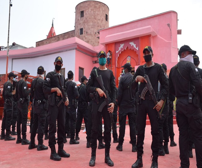 हनुमानगढ़ी के सामने ब्लैक कैट कमांडो ने संभाला सुरक्षा का मोर्चा