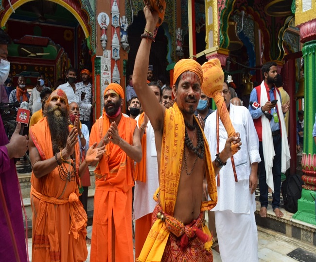 हनुमानगढ़ी मंदिर में पूजा के दौरान संतो और राम भक्तों में उत्साह
