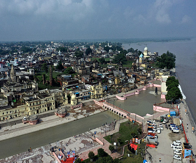 रिहर्सल के क्रम में साकेत महाविद्यालय में प्रवेश करती फ्लीट