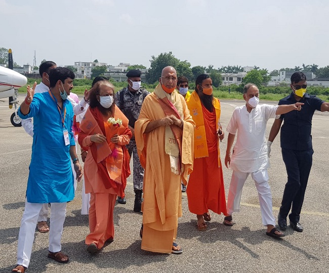 योग गुरु बाबा रामदेव, स्वामी अवधेशानंद, चिदानंद मुनि, सुधीर दहिया, राजू स्वामी एक हेलीकॉप्टर से अयोध्या एयरपोर्ट पहुंचे