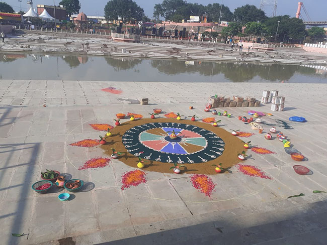 राम की पैड़ी पर दीपोत्सव के लिए सजी रंगोली दीप लगाने का कार्य अंतिम चरण में