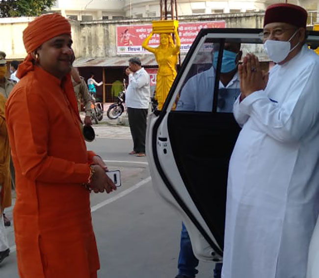 कारसेवक पुरम में सतपाल महाराज व बालकनाथ महाराज रामन्दिर भूमि पूजन पर चर्चा करते हुए