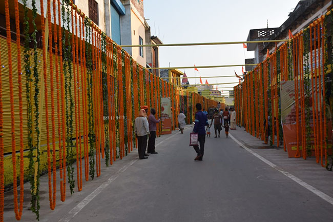 फूल की माला से सजाया गया हनुमानगढ़ी मार्ग