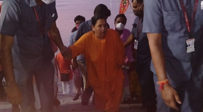 उमा भारती ने किया सरयू पूजन