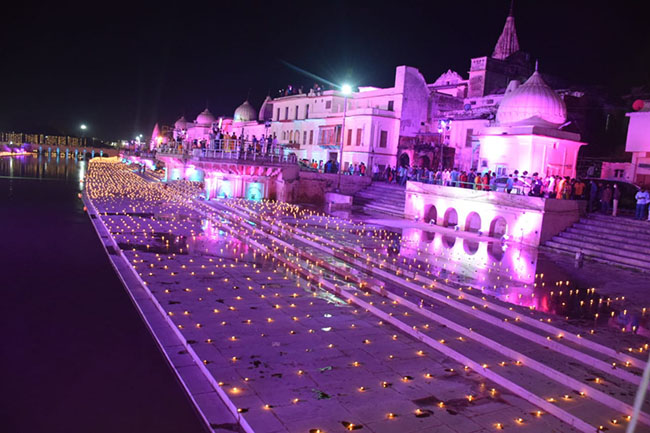 राम की पैड़ी पर की गई सजावट