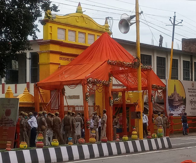 साकेत विवि के गेट पर सुरक्षा व्यवस्था