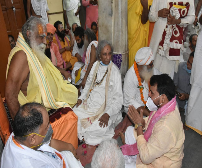 महंत नृत्य गोपाल दास मिलते सांसद बृजभूषण शरण सिंह