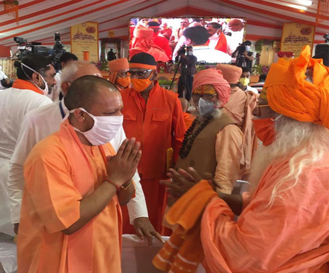 मुख्यमंत्री योगी आदित्यनाथ पहुंचे कार्यक्रम स्थल