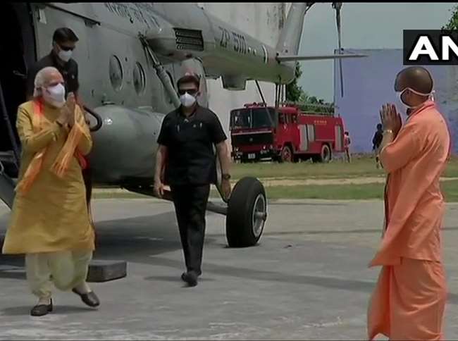 प्रधानमंत्री नरेंद्र मोदी अयोध्या के साकेत महाविद्यालय के अस्थाई हैलीपैड पर पहुंच गए