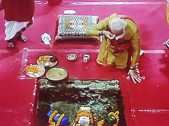 अभिजीत मुहूर्त में भूमि पूजन कार्यक्रम संपन्न हुआ