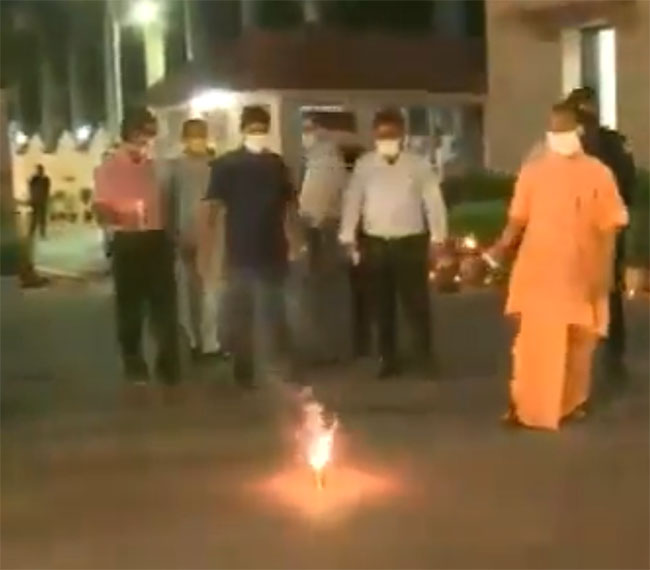 लखनऊ में मुख्यमंत्री योगी ने अपने सरकारी आवास पर आतिशबाजी करते हुए भी नजर आए