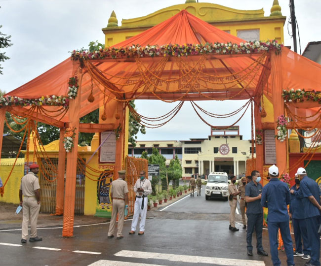 अयोध्या दुल्हन की तरह सजा श्री राम जन्मभूमि का मुख्य द्वार