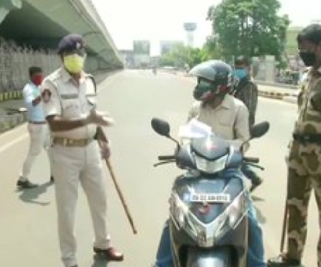 ओडिशा पुलिसकर्मियों ने भुवनेश्वर में लोगों के पास और पहचान पत्र की जांच की