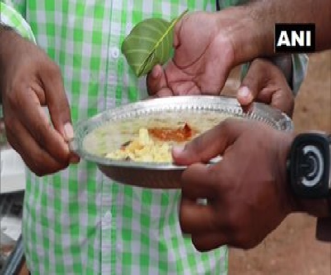 केरल के ट्रक के ड्राइवर ने जरूरतमंदों को बांटा भोजन।