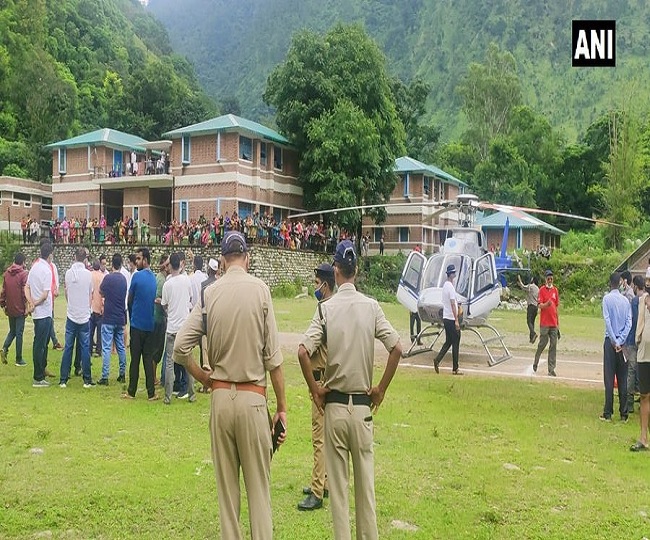 उत्तराखंड में बाढ़ के चपेट में लोग, हेलीकॉप्टर द्वारा की जा रही मदद