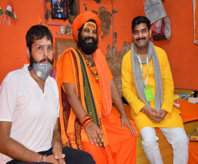 हनुमानगढ़ी पुजारी राजू दास से आशीर्वाद लेते मिल्कीपुर विधायक गोरखनाथ बाबा
