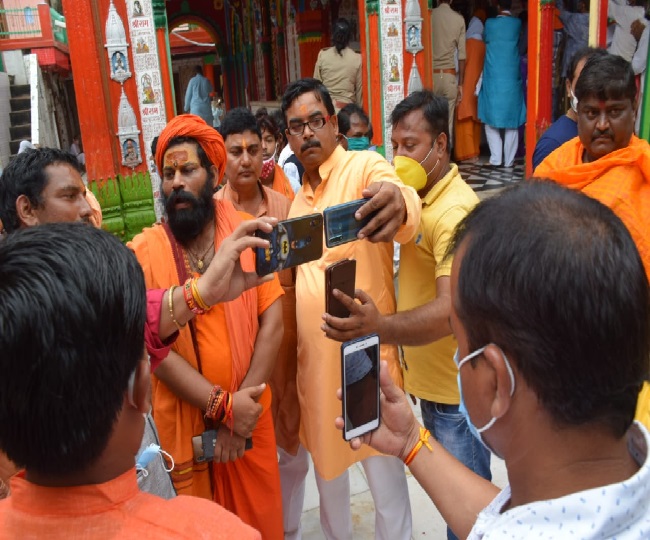 अयोध्या हनुमानगढ़ी महंत राजू दास के साथ भक्तों ने ली सेल्फी