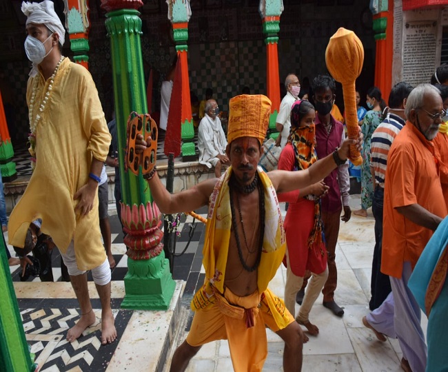 अयोध्या हनुमानगढ़ी पर हनुमान रूप में साधु नजर आया