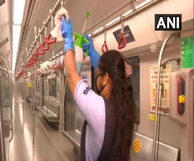 लखनऊ मेट्रो के किया जा रहा साफ