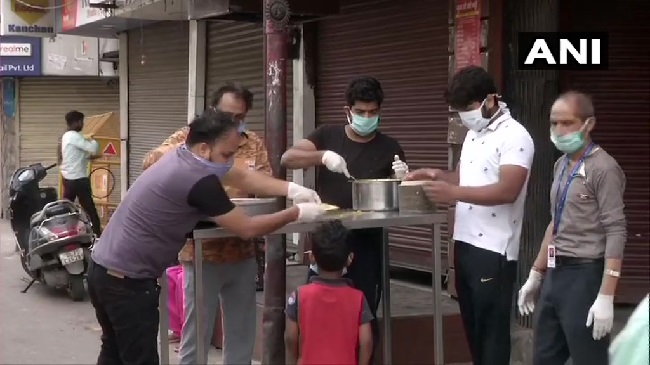 शंकरपुर इलाके में स्थानीय लोगों ने जरूरतमंदों को बांटा खाना