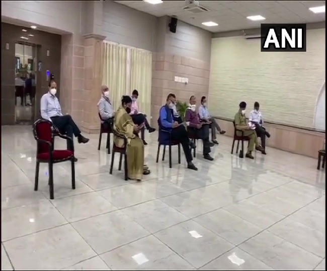 CM योगी आदित्यनाथ आवास पर की बैठक