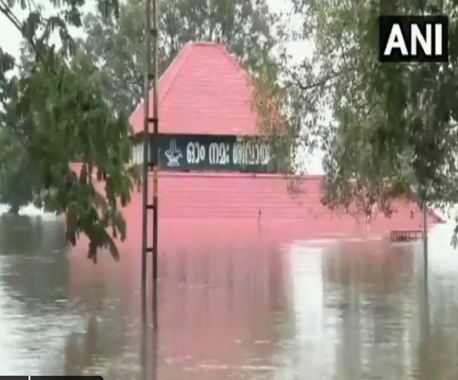 केरल में भारी बारिश से डूबा शिव मंदिर
