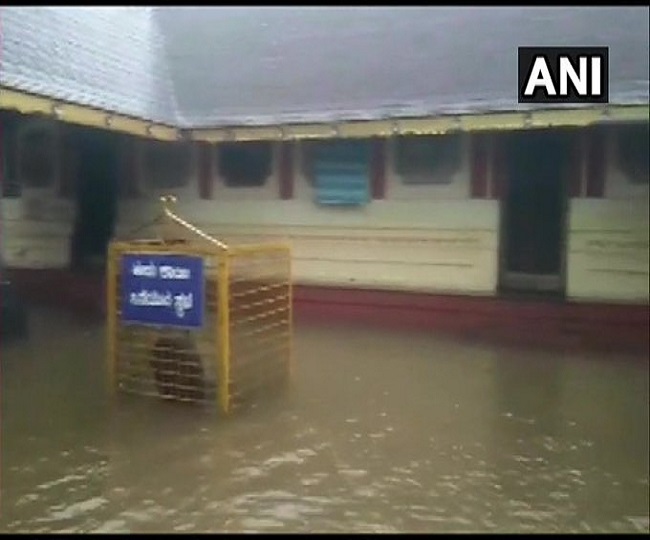 कर्नाटक में लगातार बारिश के कारण बनी बाढ़ जैसी स्थिति