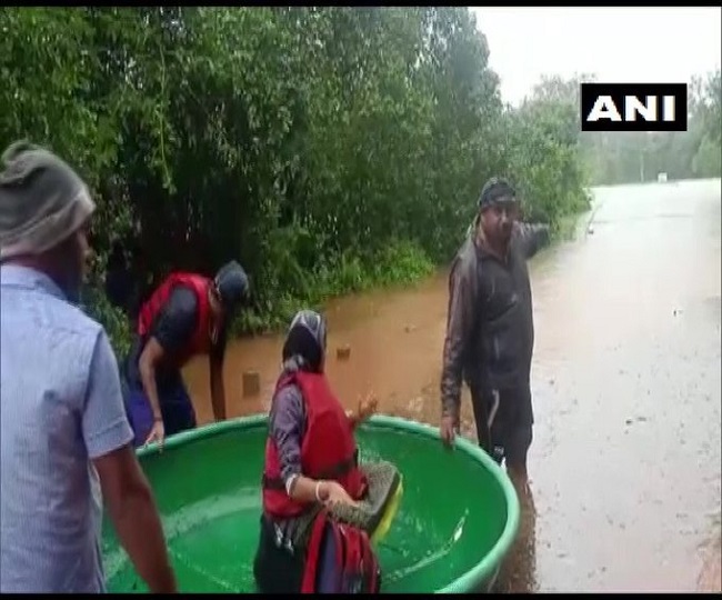 कर्नाटक में भारी बारिश के बीच जवानों ने गर्भवती महिला को बचाया