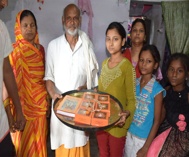 कटरा मोहल्ले के रहने वाले महावीर के घर पहुंचा प्रसाद में राम चरित्र मानस माला