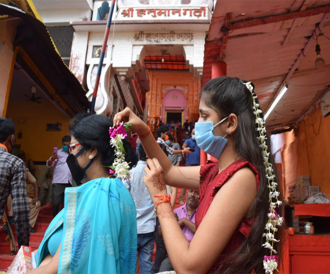 यूं शिरोधार्य हो रहा बजरंगबली का प्रसाद