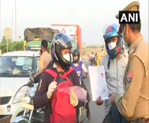 दिल्ली-गाजीपुर बॉर्डर लोगों की पहचान पत्र की जांच