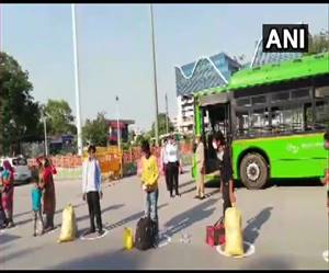 नई दिल्ली रेलवे स्टेशन पहुंचे 1200 प्रवासी